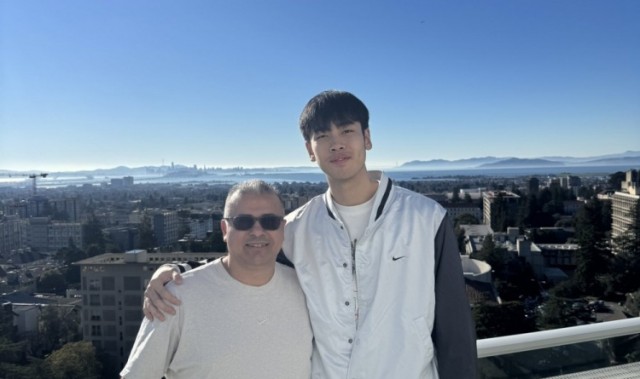 世界杯app下载-主教练Zedan晒照：和张博源一起访问加州大学伯克利分校！
